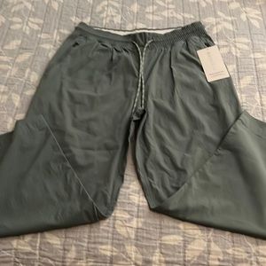 Athleta “Trekkie Straight Crop” 3/4 Pant